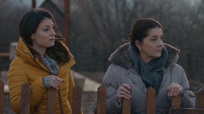 Drága örökösök - Az elveszett lány - De la película - Anna Horváth Sisa, Zsuzsa Csarnóy
