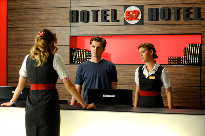 Hotel 52 - Season 7 - Episode 1 - De la película - Kamil Kula, Klaudia Halejcio