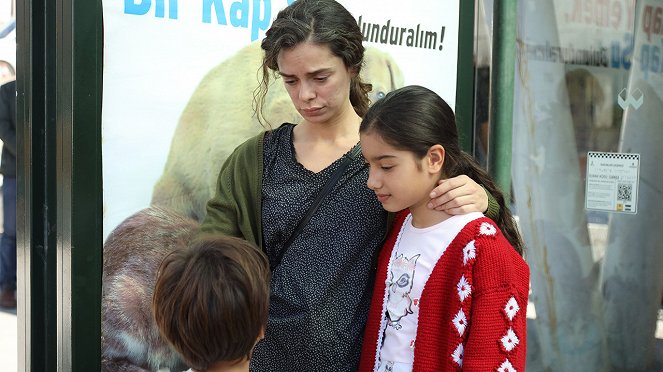 A Woman - Episode 5 - Photos - Özge Özpirinçci, Kübra Süzgün