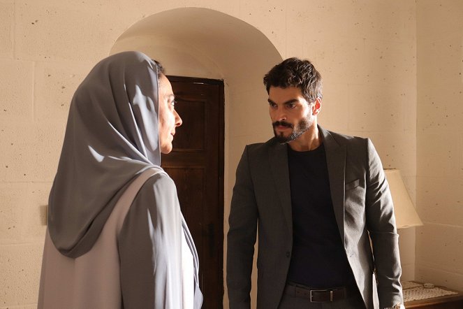 Hercai - Episode 4 - Filmfotos - Ayda Aksel, Akın Akınözü