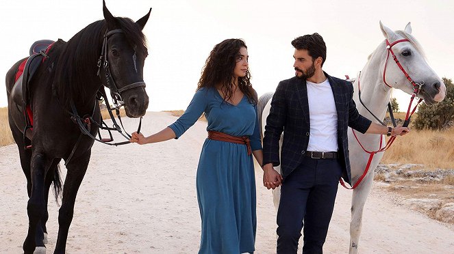 Hercai - Filmfotos - Ebru Şahin, Akın Akınözü