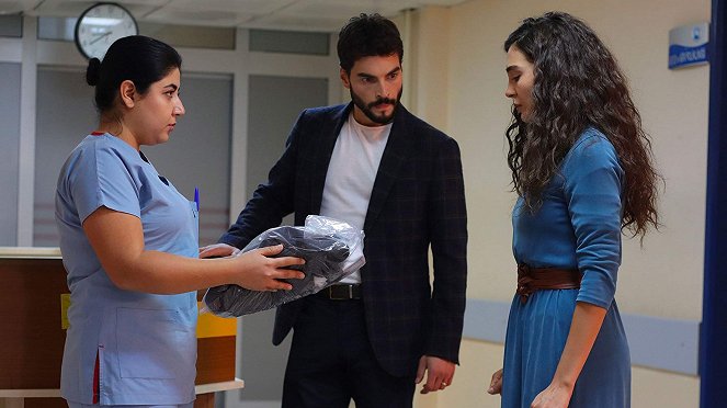 Inconstant Love - Episode 8 - Photos - Akın Akınözü, Ebru Şahin