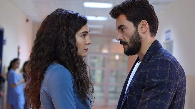 Hercai - Episode 8 - Kuvat elokuvasta - Ebru Şahin, Akın Akınözü