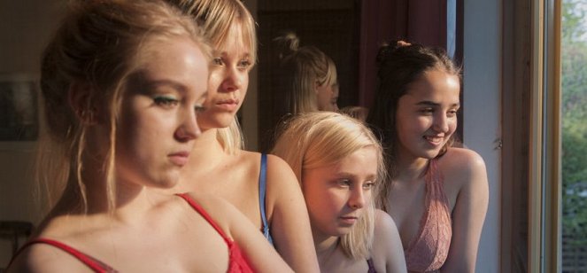 Tyttöbileet - Filmfotók - Elsa Marjanen, Alisa Röyttä, Anna Kare, Yasmin Najjar