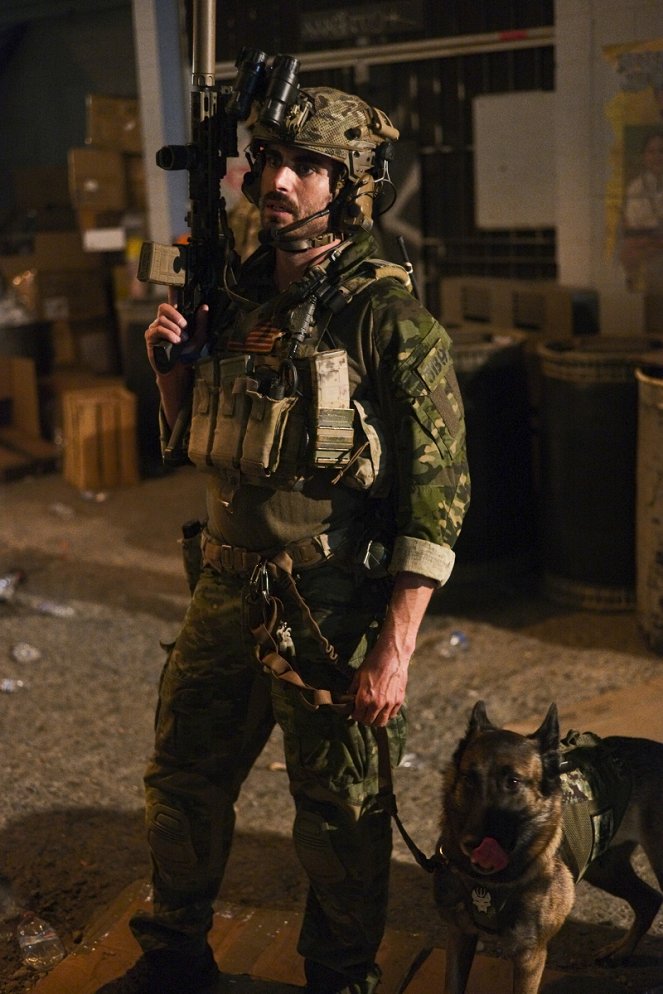 SEAL Team - Season 3 - Unbecoming an Officer - Photos - Justin Melnick, Dita "The Hair Missile" Dog