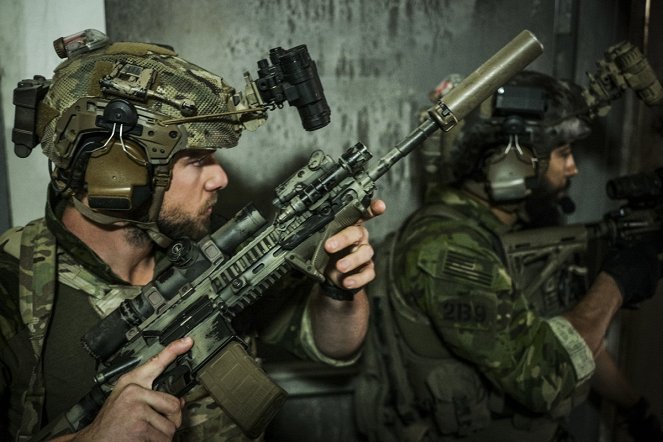 SEAL Team - Eine Frage der Ehre - Filmfotos - Max Thieriot