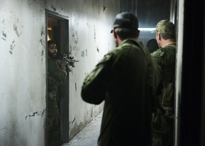 SEAL Team - Season 3 - Unbecoming an Officer - Forgatási fotók - Neil Brown Jr.