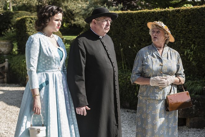 Father Brown - Season 7 - The Demise of the Debutante - Photos - Emer Kenny, Mark Williams, Sorcha Cusack