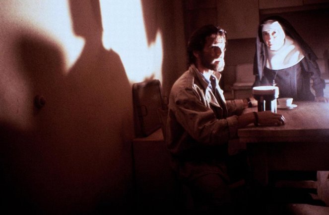 Vaaralliset muukalaiset - Kuvat elokuvasta - Pierce Brosnan, Frances Bay