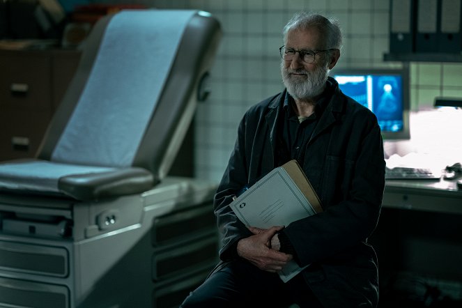 Counterpart - Something Borrowed - Filmfotos - James Cromwell