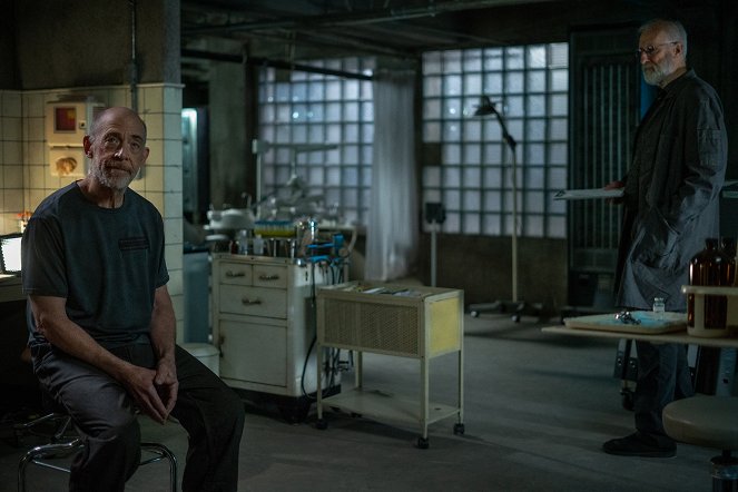 Counterpart - Point of Departure - Filmfotos - J.K. Simmons, James Cromwell