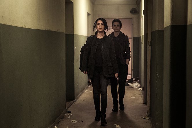 Counterpart - Season 1 - Both Sides Now - Do filme - Sara Serraiocco, Nazanin Boniadi