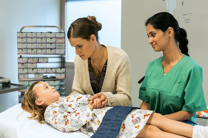 Familie Dr. Kleist - Season 6 - Das liebe Geld - Filmfotos - Helena Ansorg, Marie Seiser, Rabeah Rahimi