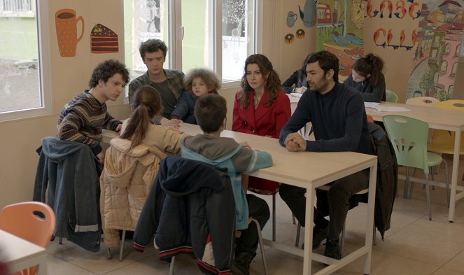 Az én kis családom - Episode 18 - Filmfotók - Nejat Uygur, Yağız Can Konyalı, Ömer Sevgi, Nesrin Cavadzade, Mehmet Korhan Fırat