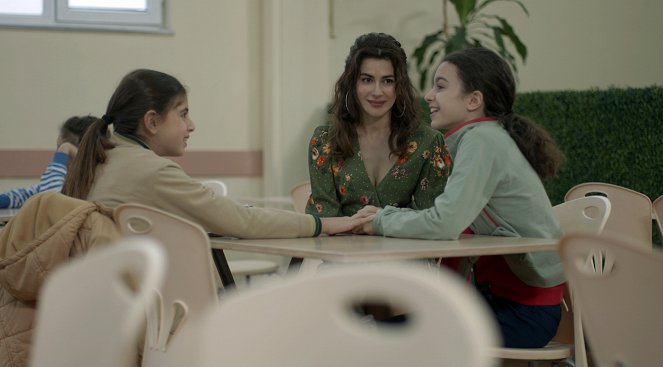 Our Story - Episode 19 - Photos - Zeynep Selimoğlu, Nesrin Cavadzade