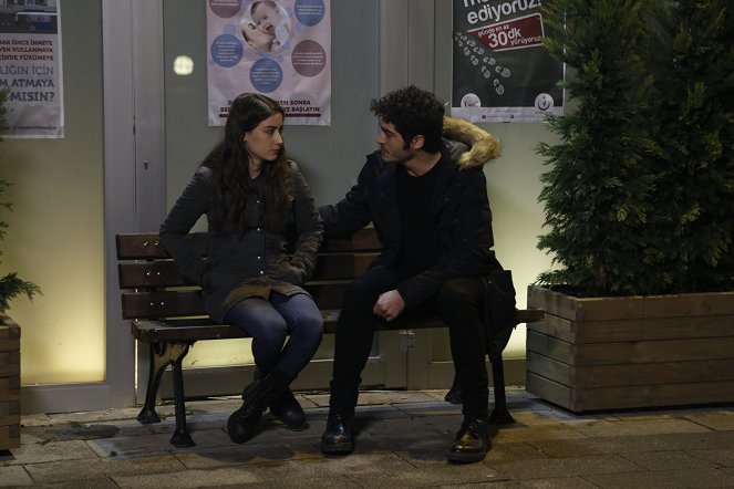 Bizim Hikaye - Episode 20 - Kuvat elokuvasta - Hazal Kaya, Burak Deniz