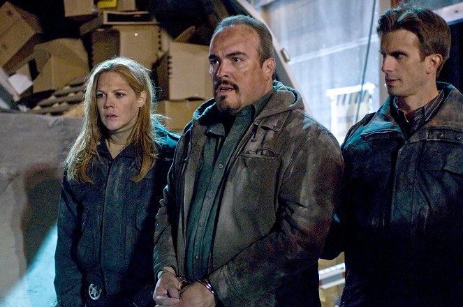 In Plain Sight - Season 2 - Rubble with a Cause - Photos - Mary McCormack, Frederick Weller