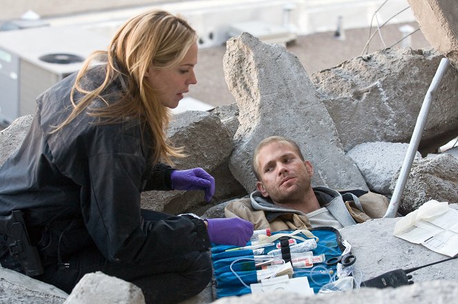 In Plain Sight - Season 2 - Rubble with a Cause - Photos - Mary McCormack