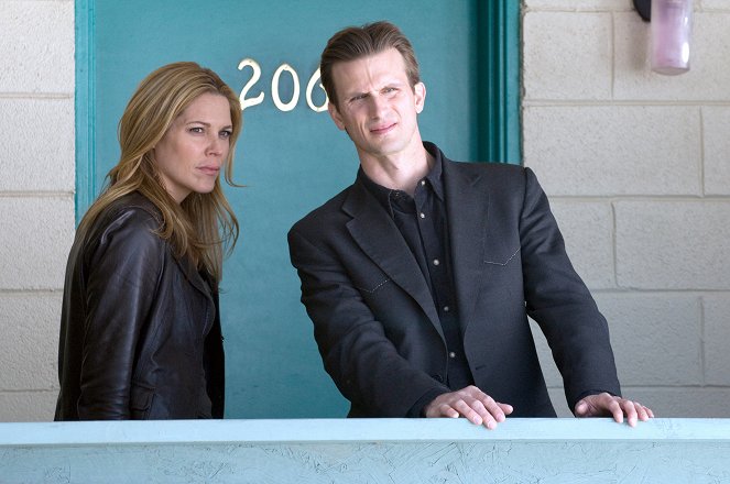 In Plain Sight - Season 2 - Once a Ponzi Time - Photos - Mary McCormack, Frederick Weller