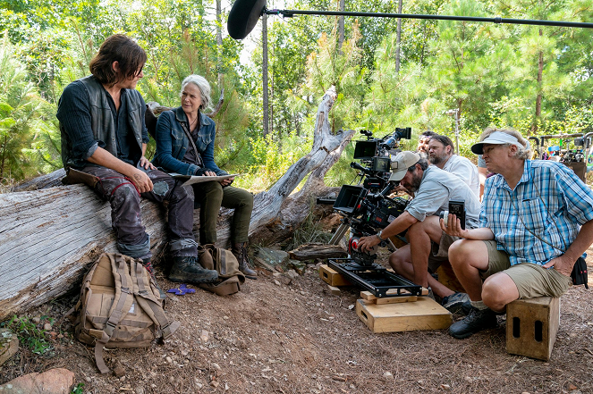 The Walking Dead - Season 10 - Bonds - Van de set - Norman Reedus, Melissa McBride