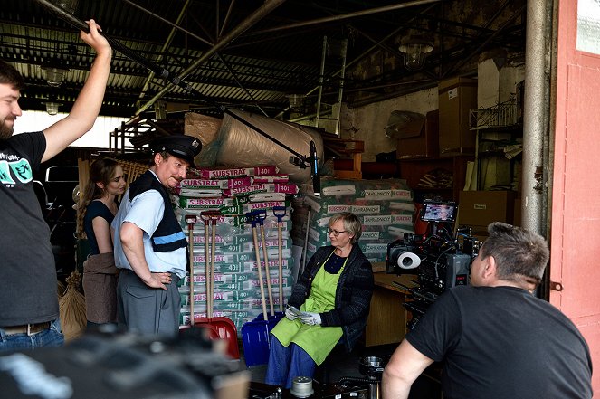 Strážmistr Topinka - Zločin v knihovně - De filmagens - Robert Mikluš, Zuzana Slavíková