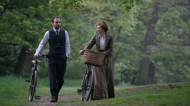 The War of the Worlds - Episode 1 - Do filme - Rafe Spall, Eleanor Tomlinson