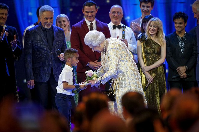The Queen's Birthday Party - Photos - Tom Jones, Luke Evans, Queen Elizabeth II, Kylie Minogue