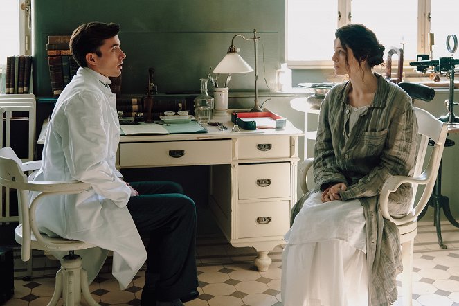Vienna Blood - Season 1 - Die letzte Séance - Filmfotos - Matthew Beard, Jessica De Gouw
