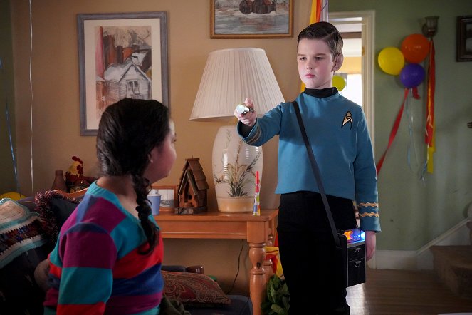 Young Sheldon - A Party Invitation, Football Grapes and an Earth Chicken - Van film - Iain Armitage