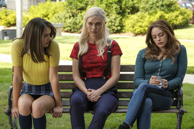Legacies - It Will All Be Painfully Clear Soon Enough - Van film - Kaylee Bryant, Jenny Boyd, Danielle Rose Russell
