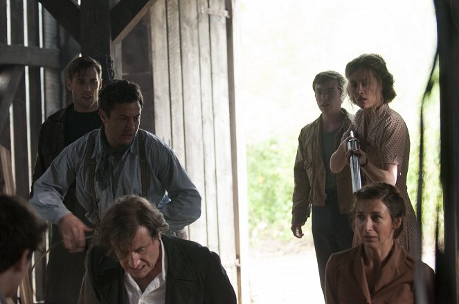 X Company - Season 1 - Trial by Fire - Photos - Warren Brown, Connor Price