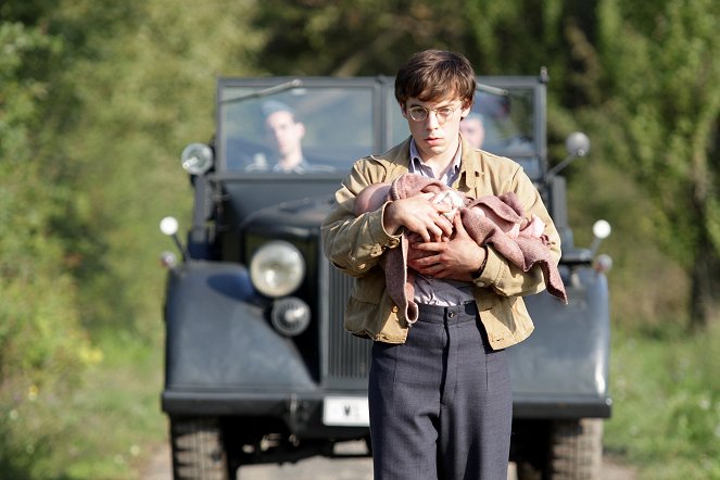 X Company - Kiss of Death - Filmfotos - Connor Price
