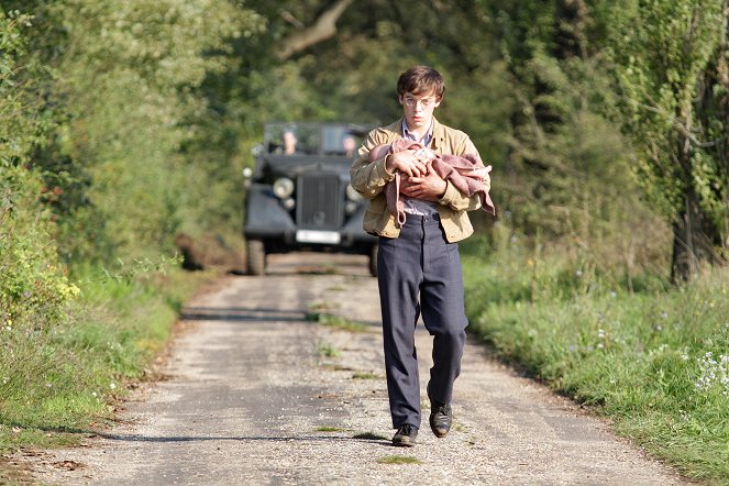 X Company - Kiss of Death - Filmfotos - Connor Price