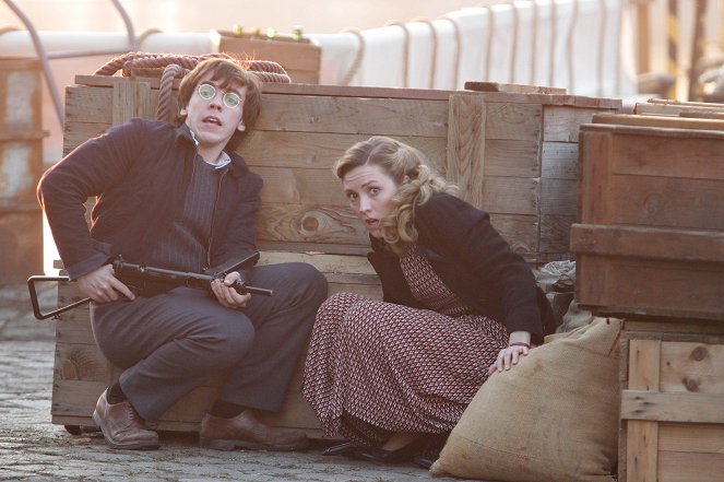 X Company - Into the Fire - Filmfotos - Connor Price, Evelyne Brochu