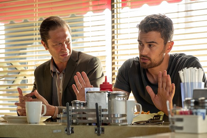 Lying and Stealing - Photos - Ebon Moss-Bachrach, Theo James