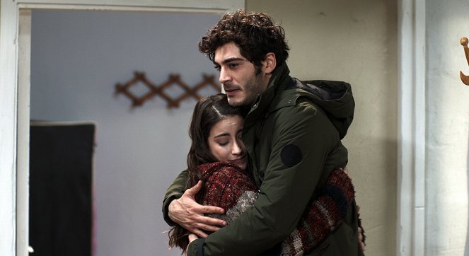 Bizim Hikaye - Episode 22 - Z filmu - Hazal Kaya, Burak Deniz