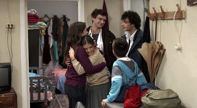 Bizim Hikaye - Episode 22 - Filmfotos - Zeynep Selimoğlu, Yağız Can Konyalı, Nejat Uygur