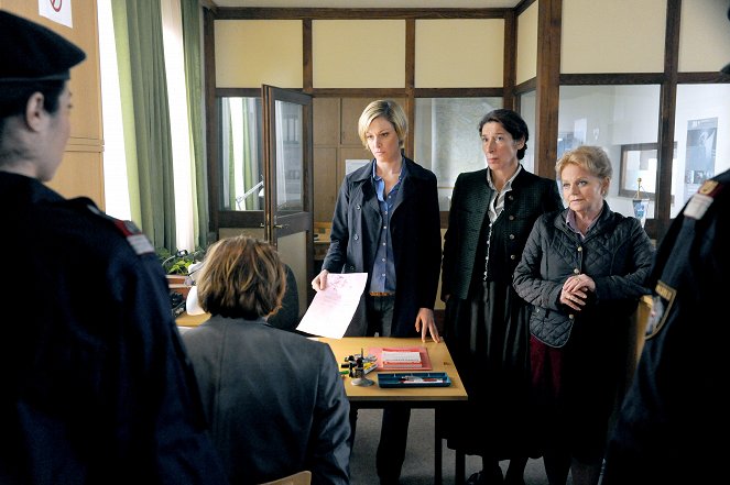 Vier Frauen und ein Todesfall - Season 4 - Aufgespritzt - Filmfotos - Julia Stinshoff, Adele Neuhauser, Brigitte Kren