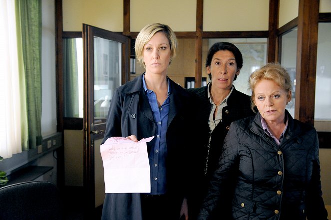 4 ženy a pohřeb - Série 4 - Aufgespritzt - Z filmu - Julia Stinshoff, Adele Neuhauser, Brigitte Kren