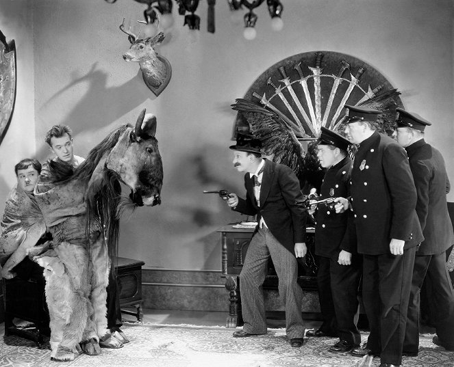 Drôles de locataires ! - Film - Oliver Hardy, Stan Laurel, James Finlayson