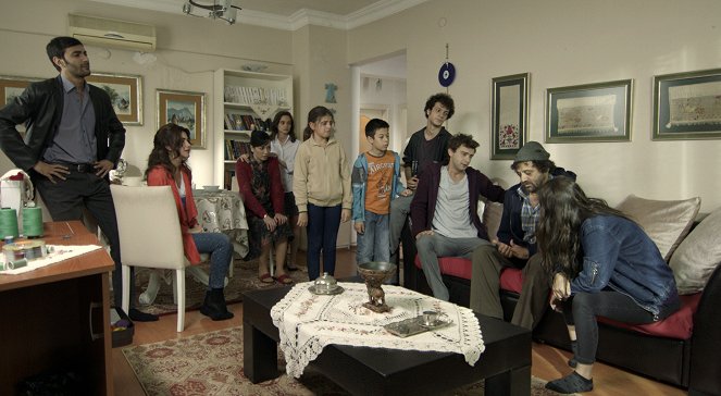 Bizim Hikaye - Kuvat elokuvasta - Mehmet Korhan Fırat, Nesrin Cavadzade, Evrim Doğan, Serra Pirinç, Zeynep Selimoğlu, Alp Akar, Nejat Uygur, Yağız Can Konyalı, Reha Özcan
