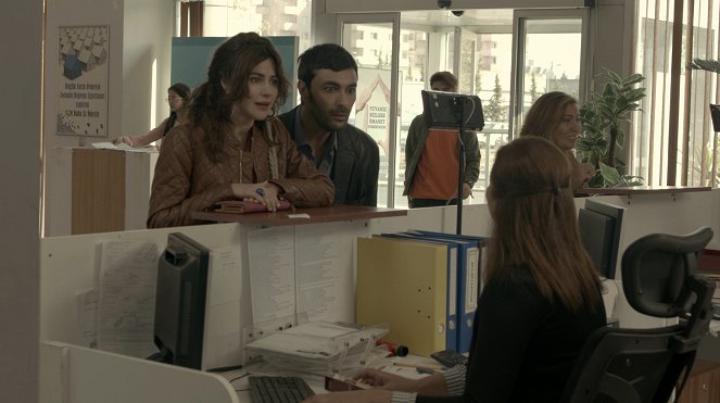 Bizim Hikaye - Kuvat elokuvasta - Nesrin Cavadzade, Mehmet Korhan Fırat