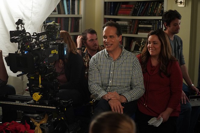 American Housewife - Season 4 - The Bromance Before Christmas - Making of - Diedrich Bader, Katy Mixon