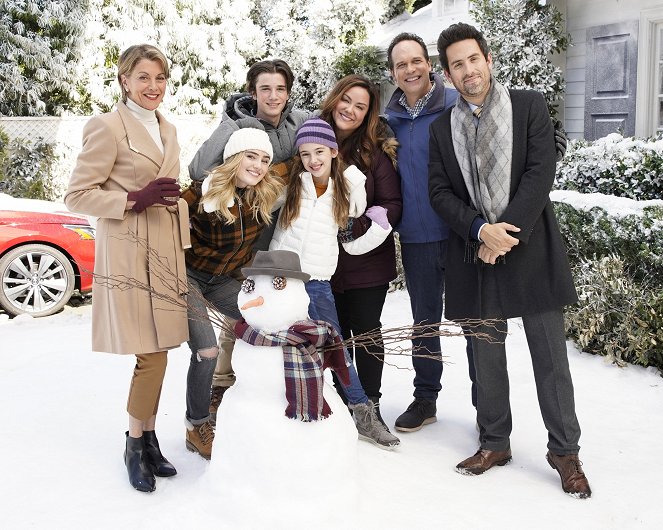 American Housewife - The Bromance Before Christmas - Making of - Wendie Malick, Meg Donnelly, Daniel DiMaggio, Julia Butters, Katy Mixon, Diedrich Bader, Ed Weeks