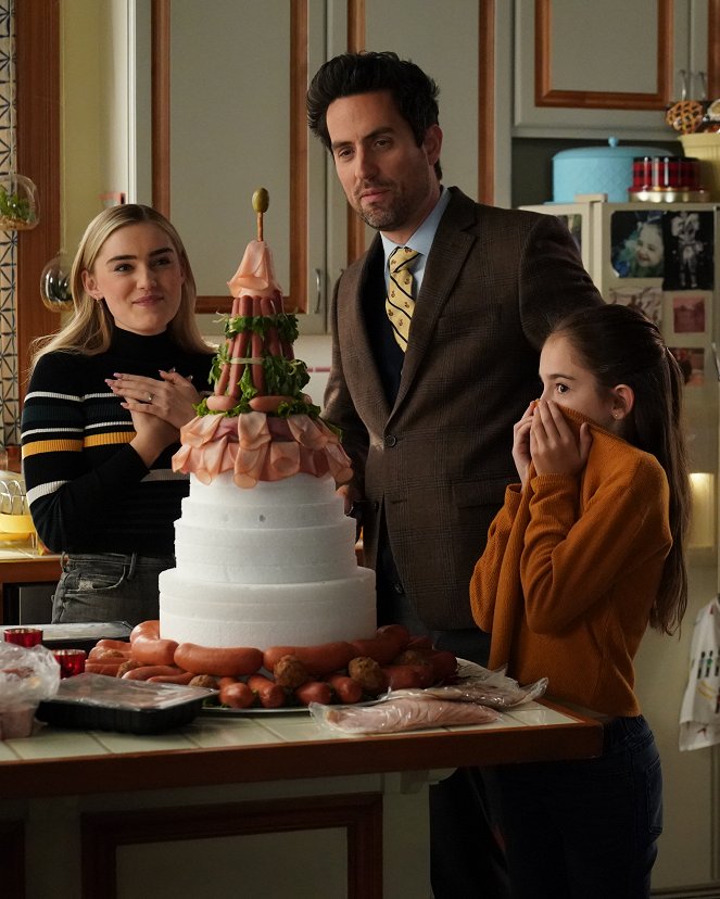 American Housewife - The Bromance Before Christmas - Photos - Meg Donnelly, Ed Weeks, Julia Butters