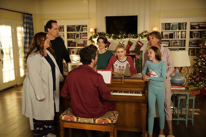 American Housewife - The Bromance Before Christmas - Kuvat elokuvasta - Katy Mixon, Diedrich Bader, Daniel DiMaggio, Meg Donnelly, Wendie Malick, Julia Butters