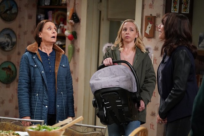 The Conners - Slappy Holidays - Photos - Laurie Metcalf, Alicia Goranson, Katey Sagal