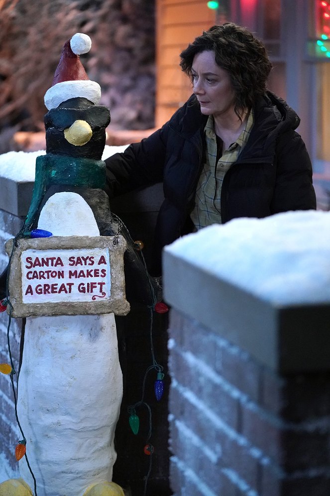 The Conners - Smoking Penguins and Santa on Santa Action - Film - Sara Gilbert