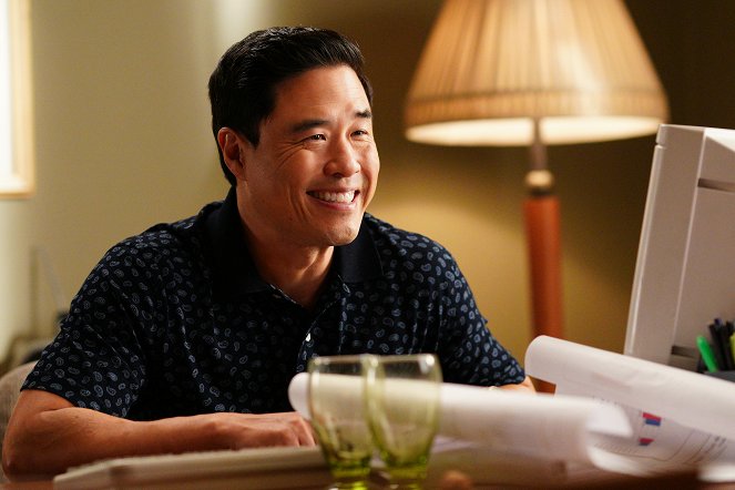 Fresh Off the Boat - TMI: Too Much Integrity - Photos - Randall Park