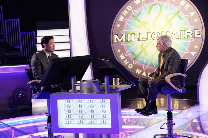 Fresh Off the Boat - Season 6 - Lou Wants to Be a Millionaire - Filmfotos - Randall Park